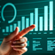 Mano señalando una pantalla con gráfico de barras ascendentes en color azul