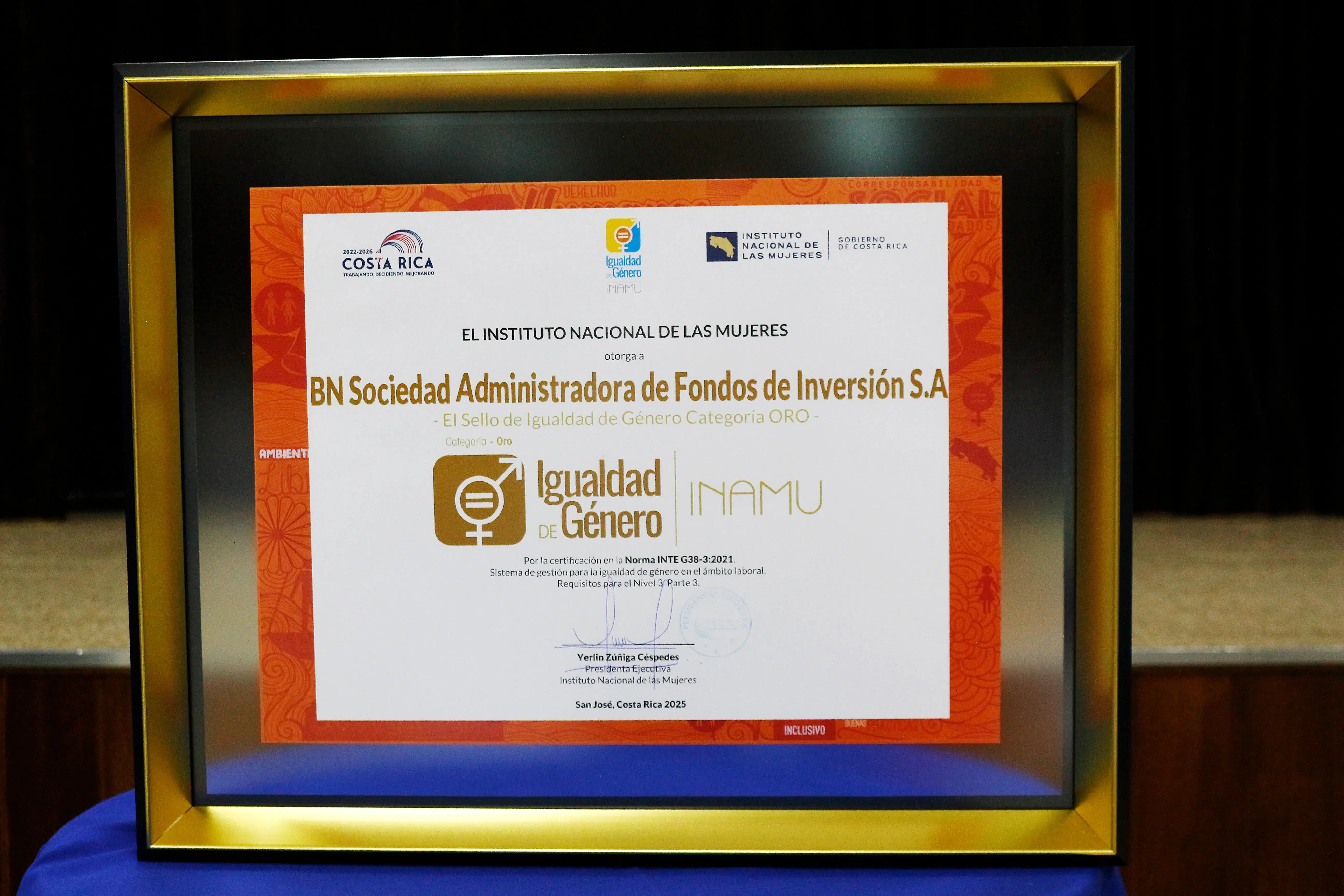 Certificado del INAMU enmarcado que otorga a BN Fondos el Sello de Igualdad de Género categoría Oro.