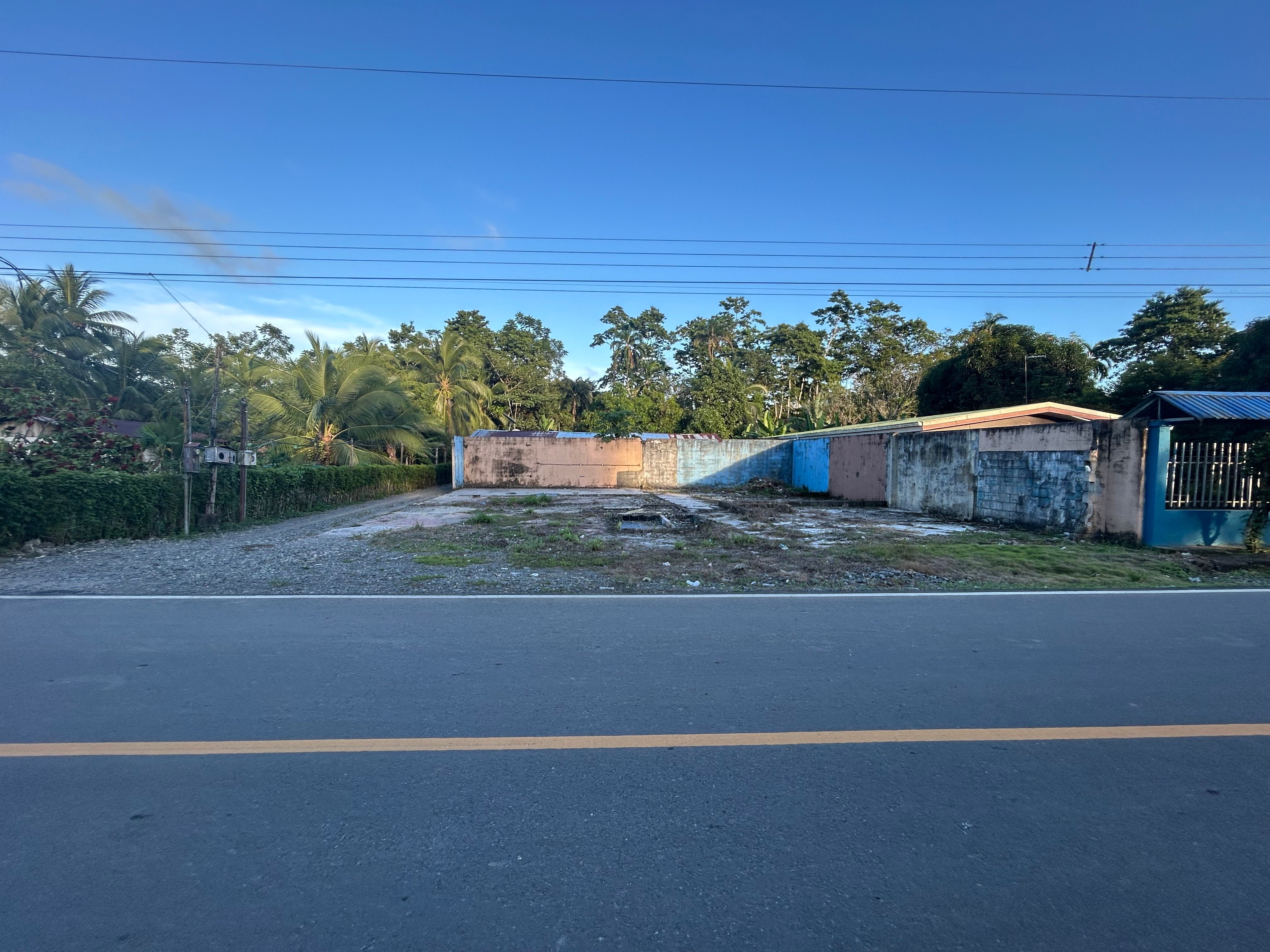 Fotografía 1 de Terreno con construcción Limón Matina (9718-1)