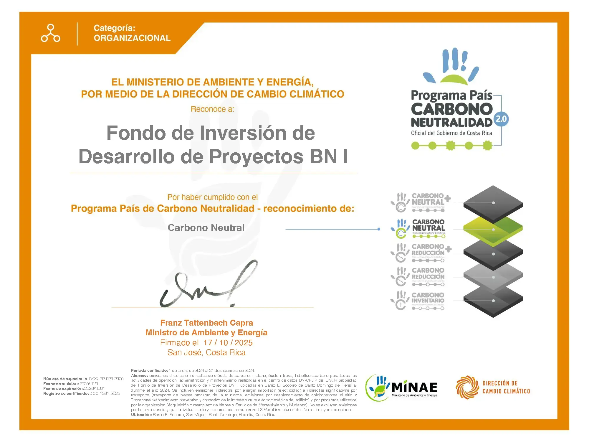 Grupo de profesionales en una oficina asistiendo a una presentación frente a una pizarra blanca.