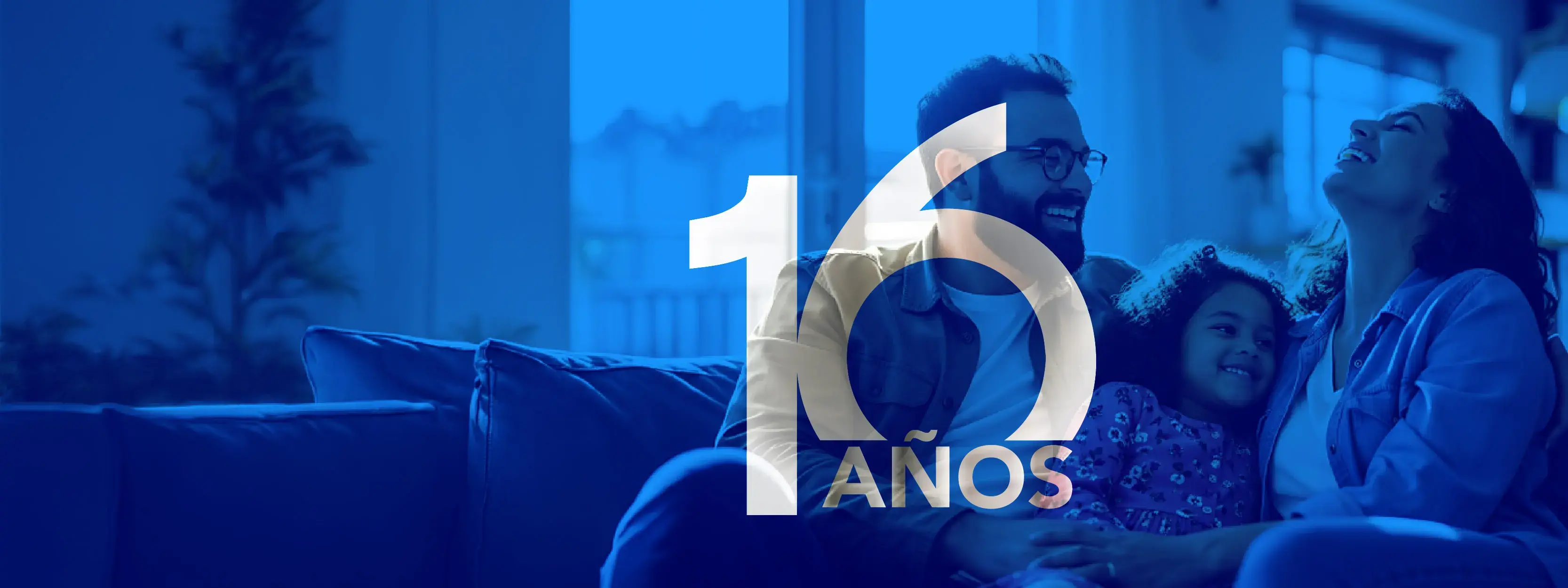 Banner celebratorio del 16 aniversario de BN Seguros con el número 16 en grande y texto "AÑOS" sobreimpreso en una foto de familia feliz en un sofá azul.