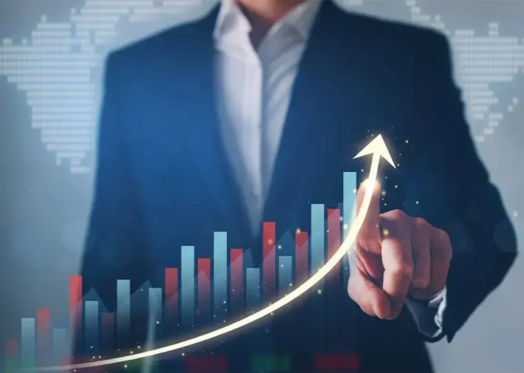 Persona en traje señalando una gráfica de barras ascendentes con flecha curva, representando crecimiento financiero o éxito empresarial.