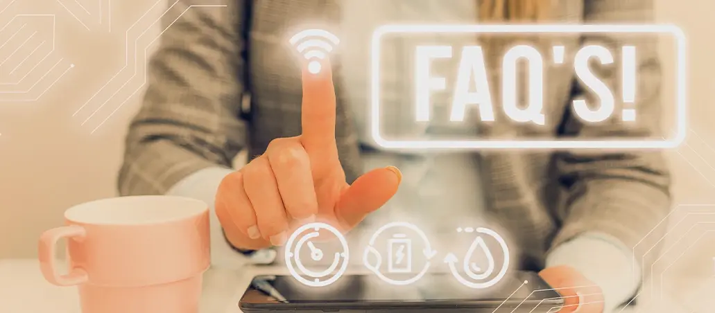 Persona señalando una pantalla táctil con el texto FAQ'S y símbolos tecnológicos